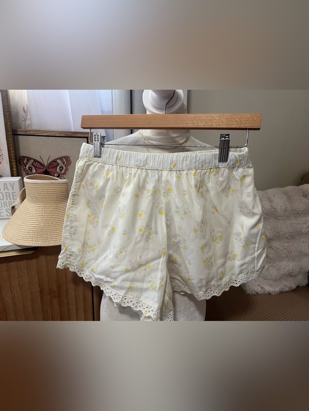 a new day White Floral Lace-Trim Sleep Shorts with Yellow Blossoms